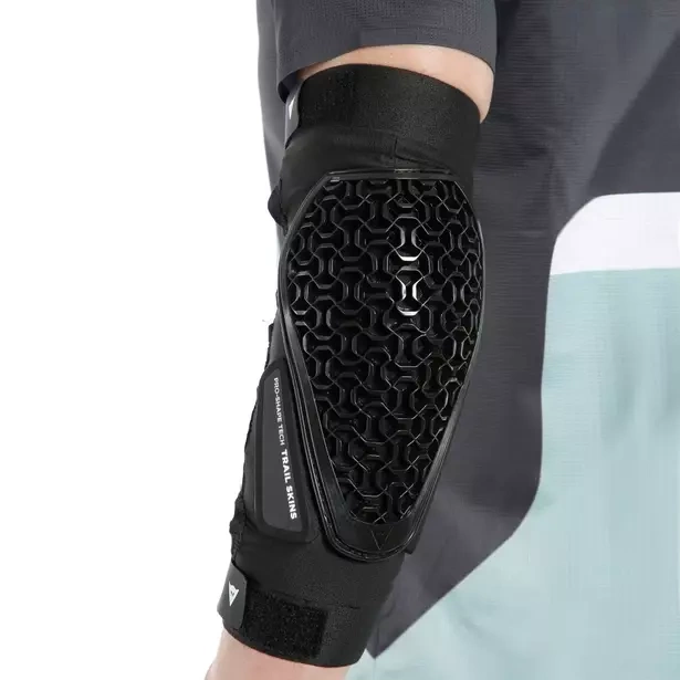 Lakťové chrániče Dainese Trail Skins Pro Elbow Guards Black